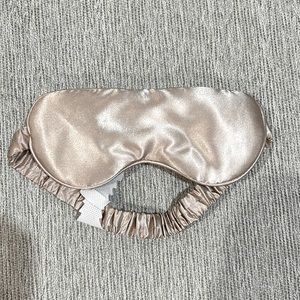 La Mer silk sleep mask
